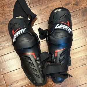 Leatt Black and Red Knee Guards adult L/XL